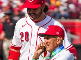 David Concepción recibió impresionante ovación durante el Opening Day de los Rojos en Cincinnati (VIDEO)