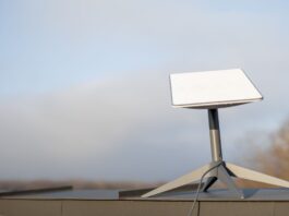 Delcy Rodríguez piratea la señal de Starlink para conectarse desde su camioneta de lujo (VIDEO)