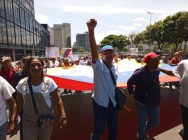 VIDEOS: trabajadores universitarios protestan en Plaza Venezuela para exigir aumento de salario #25Mar