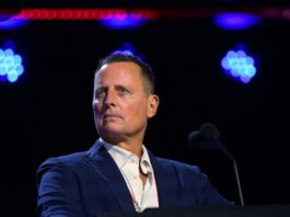 Richard Grenell niega estar negociando licencias petroleras en Caracas