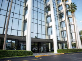 De Caracas a Miami: la historia detrás del dermatólogo venezolano Carlos Cohen que atiende a miles de latinos