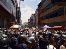 VIDEO: nutrida marcha de trabajadores quebró otro piquete policial en la Plaza El Venezolano