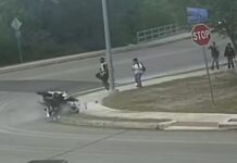 VIDEO: El momento en que una moto chocó y explotó frente a un grupo de niños en Texas