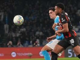 El Nápoli venció al Milan y mantiene la lucha por el Scudetto