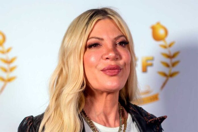 ¡Susto! Actriz Tori Spelling sufrió un accidente cuando viajaba con