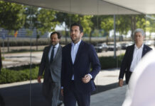 Enrique Riquelme entregó la documentación de su candidatura a la presidencia del Real Madrid