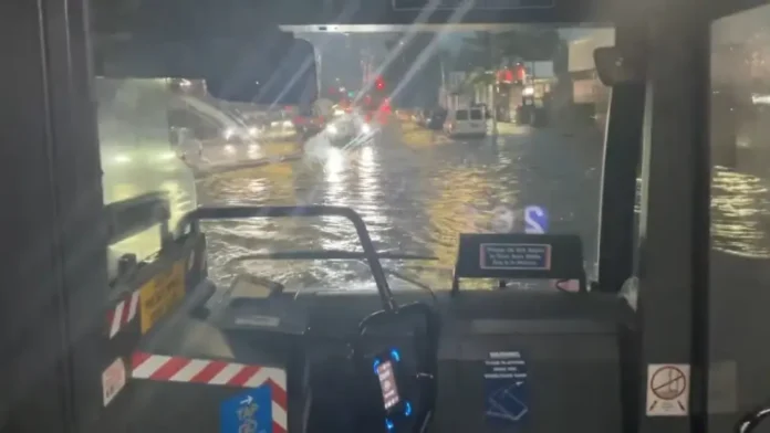 Inundaciones repentinas en Nueva York dejan a los conductores sumergidos