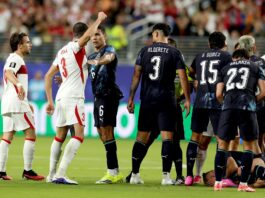 Lo que nadie vio: futbolista de Paraguay se "robó" el reloj del árbitro en pleno partido contra Turquía (VIDEO)