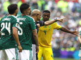 Árbitro explicó una expulsión en inglés y la reacción de jugadores de Sudáfrica se volvió VIRAL (Video)