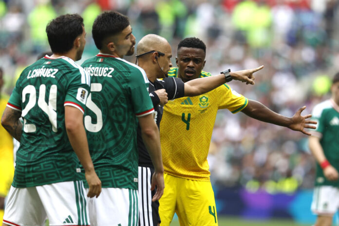 Árbitro explicó una expulsión en inglés y la reacción de